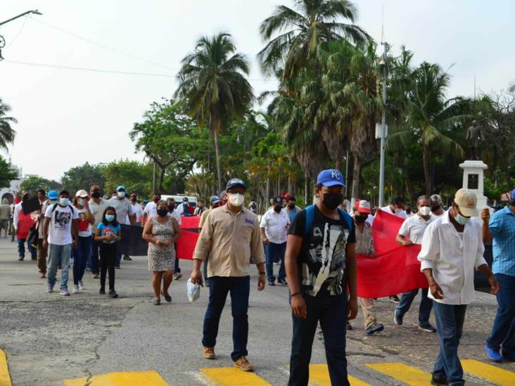 Marchan por calles del centro sindicatos de Veracruz