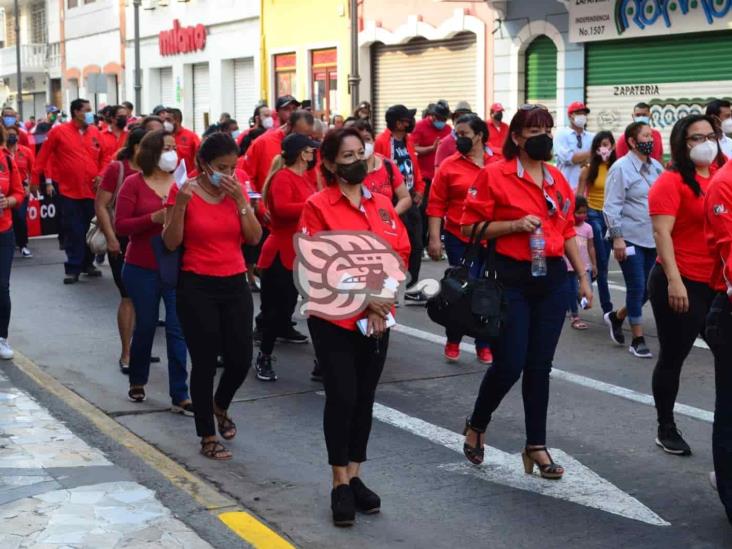 Marchan miembros del Sindicato de Telefonistas en calles de Veracruz