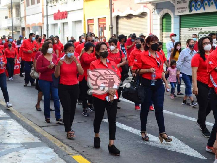 Marchan miembros del Sindicato de Telefonistas en calles de Veracruz