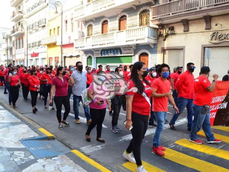 Marchan miembros del Sindicato de Telefonistas en calles de Veracruz