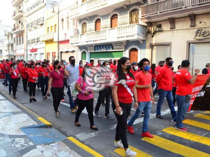 Marchan miembros del Sindicato de Telefonistas en calles de Veracruz