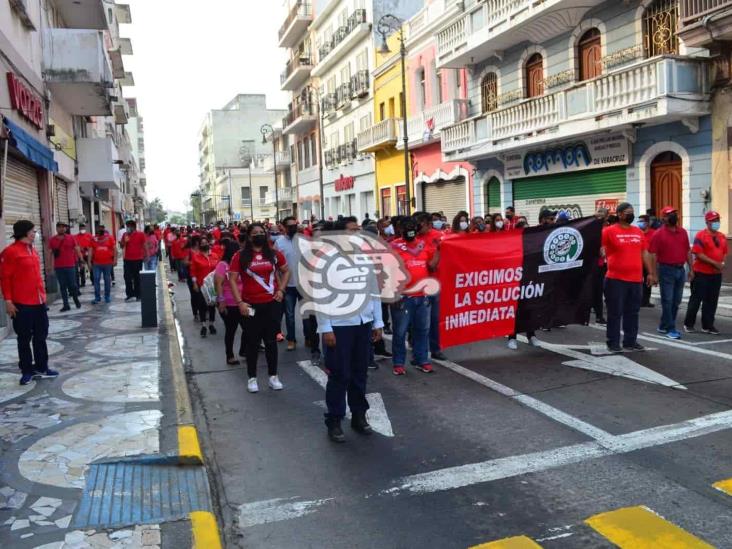 Marchan miembros del Sindicato de Telefonistas en calles de Veracruz