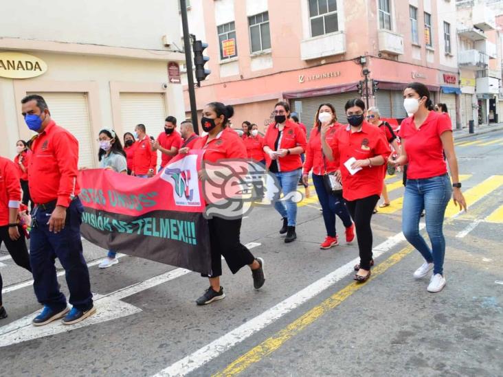 Marchan miembros del Sindicato de Telefonistas en calles de Veracruz