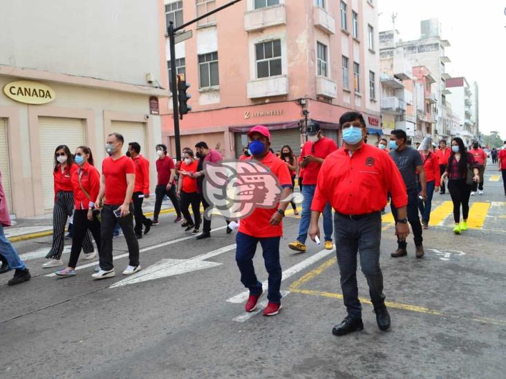 Marchan miembros del Sindicato de Telefonistas en calles de Veracruz