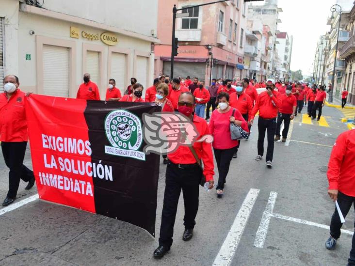 Marchan miembros del Sindicato de Telefonistas en calles de Veracruz