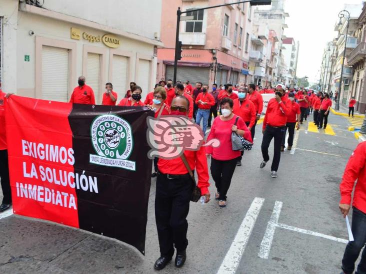 Marchan miembros del Sindicato de Telefonistas en calles de Veracruz