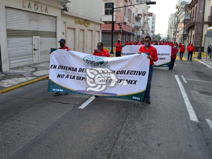 Marchan miembros del Sindicato de Telefonistas en calles de Veracruz