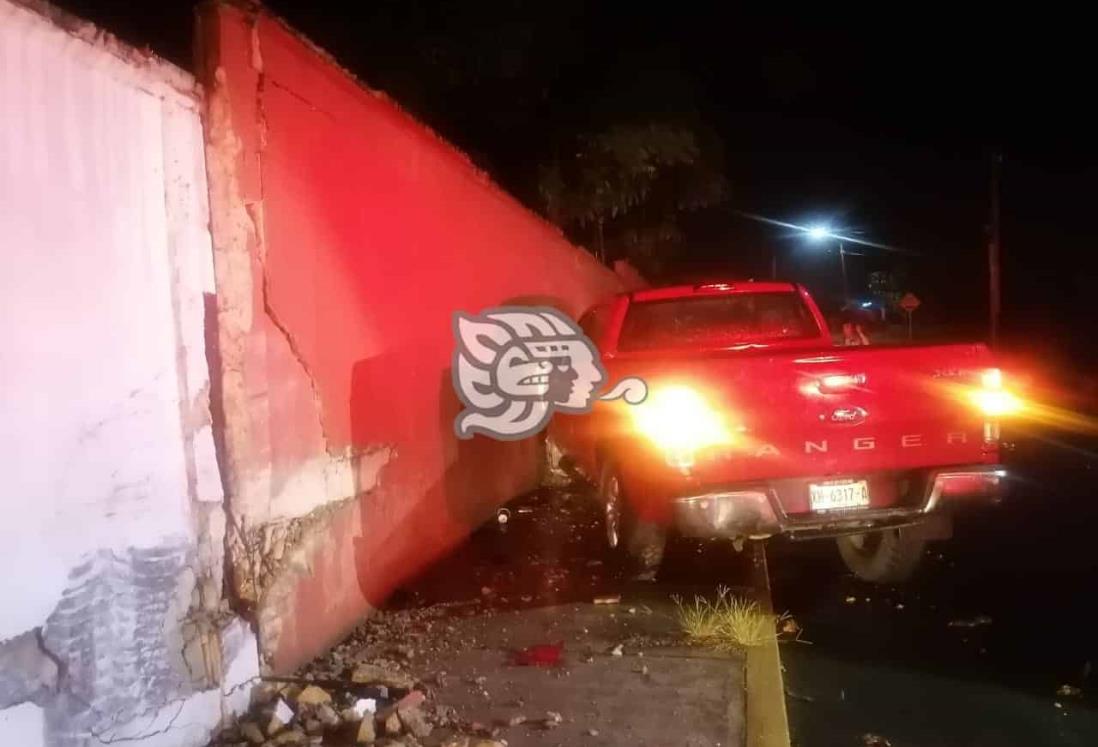 Por exceder velocidad, conductor choca contra barda en Nanchital