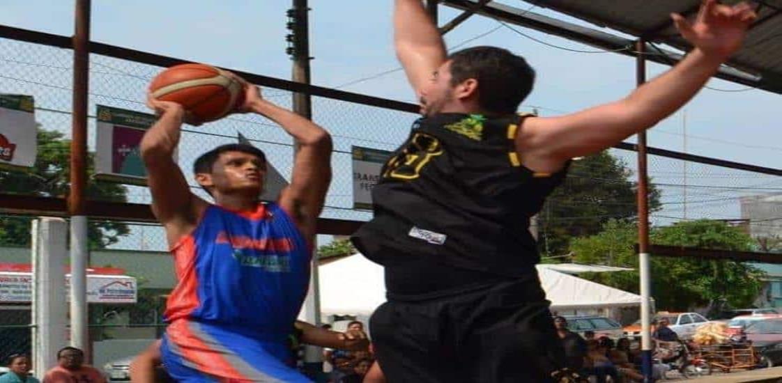 Mitchel Valentino Jiménez, flanqueado por dos deportes