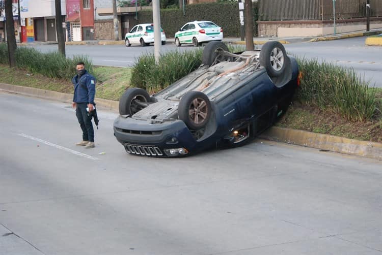 Conductor pierde control de su Jeep en Xalapa y termina volcado en Lázaro Cárdenas