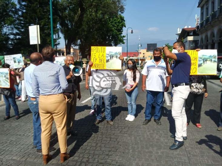 Se manifiestan frente a Palacio Municipal de Xalapa