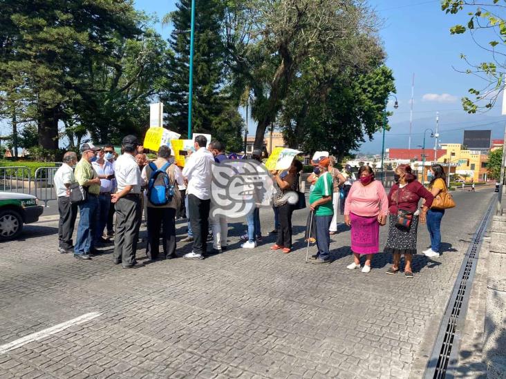 Se manifiestan frente a Palacio Municipal de Xalapa