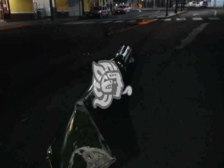 Volcadura de vehículo en centro de Orizaba deja cuantiosos daños