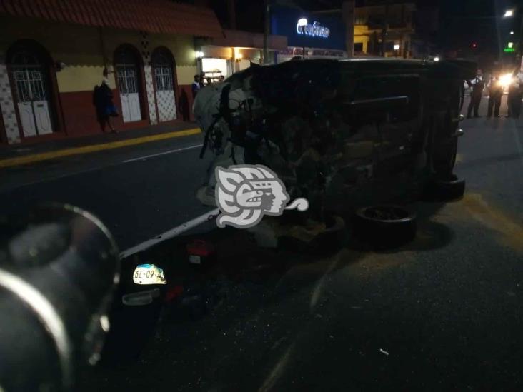 Volcadura de vehículo en centro de Orizaba deja cuantiosos daños