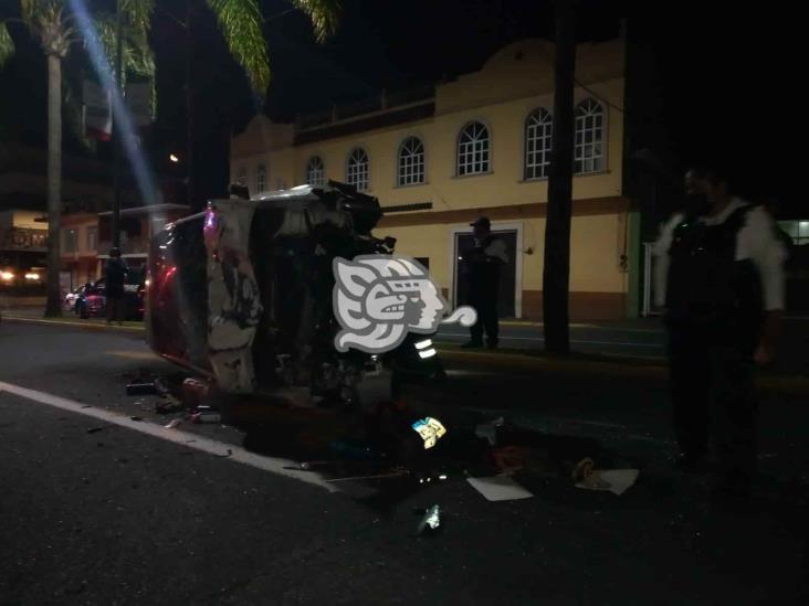 Volcadura de vehículo en centro de Orizaba deja cuantiosos daños