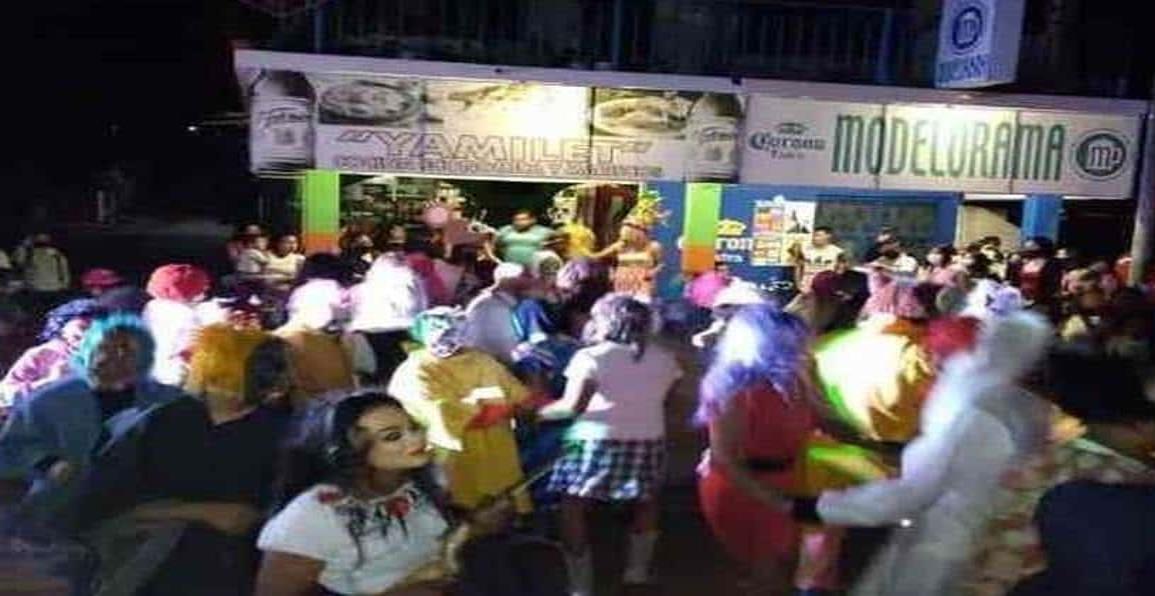 A pesar del covid, le pegan duro al taconazo en bailes en Veracruz