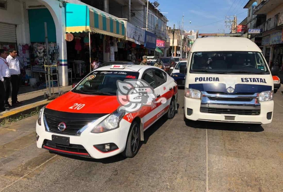 Colisión entre patrulla y taxi en el centro de Acayucan