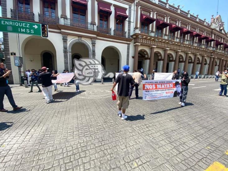 A un año, protestan por muerte de Carlos en separos de San José, en Xalapa