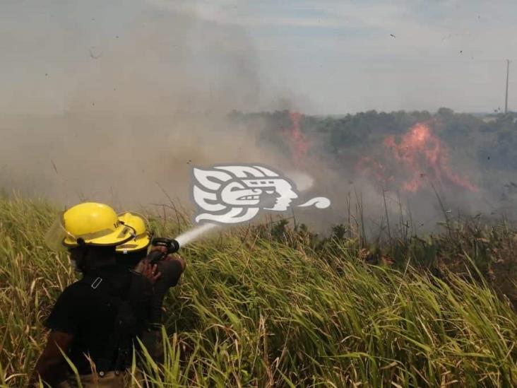 Alerta quema de pastizales cerca de Refinería; reabren carretera Las Matas