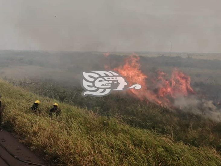 Alerta quema de pastizales cerca de Refinería; reabren carretera Las Matas