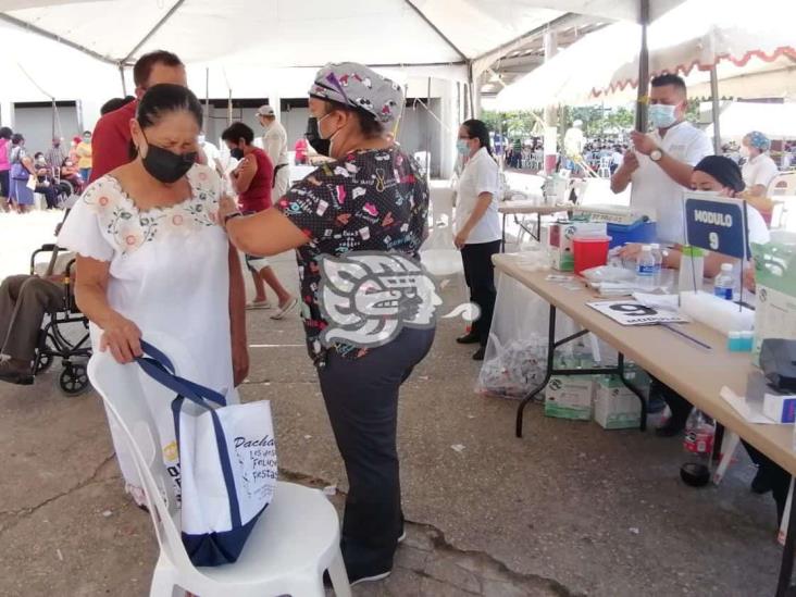 Avanza aplicación de vacuna Sinovac en módulos de Coatzacoalcos