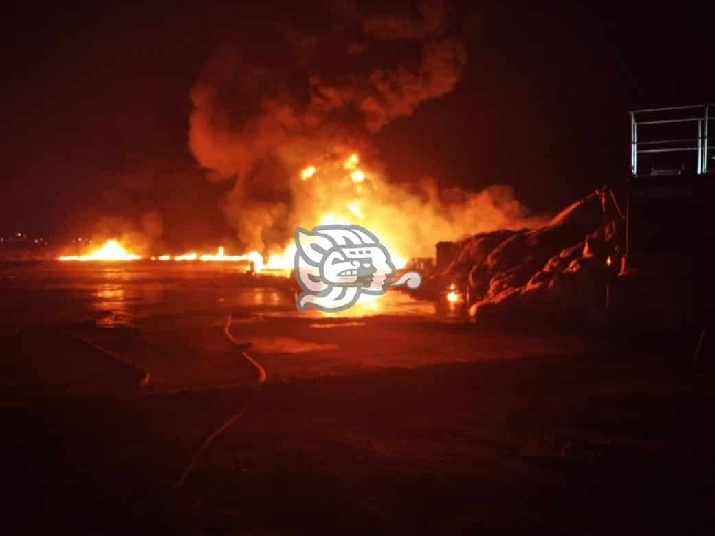 Quema de pastizales afecta en bodega de plástico en Nanchital