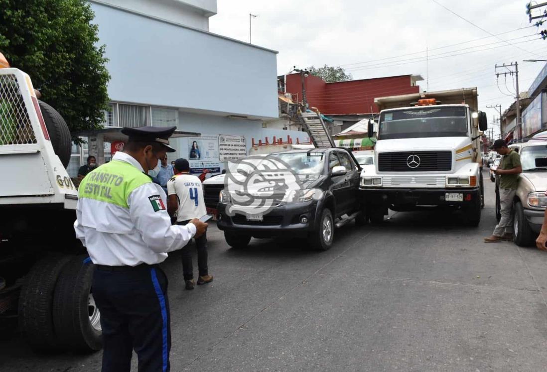 Camión impacta camioneta estacionada en Acayucan