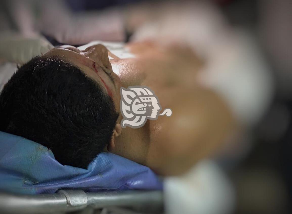 Taxista entre la vida y la muerte tras ser apuñalado en Acayucan