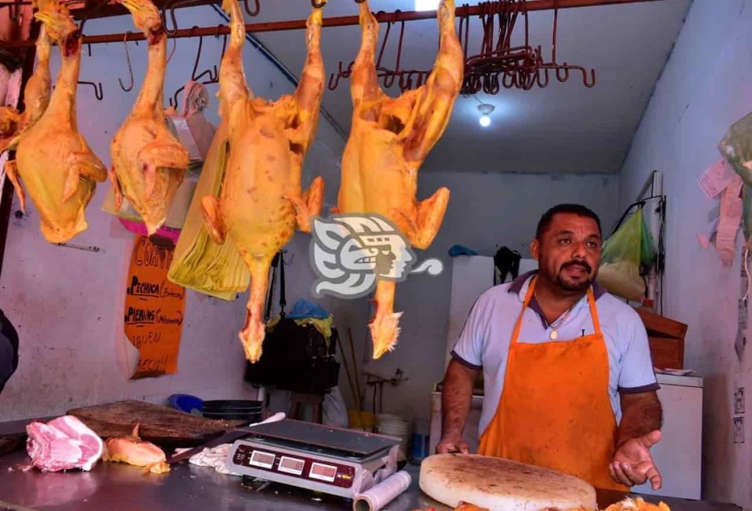 Abrupta alza de precios impacta a polleros y carniceros en Coatzacoalcos
