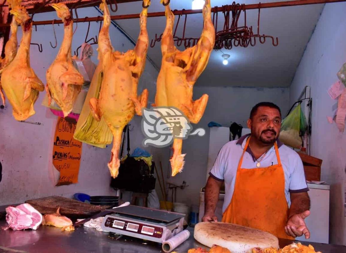 Abrupta alza de precios impacta a polleros y carniceros en Coatzacoalcos