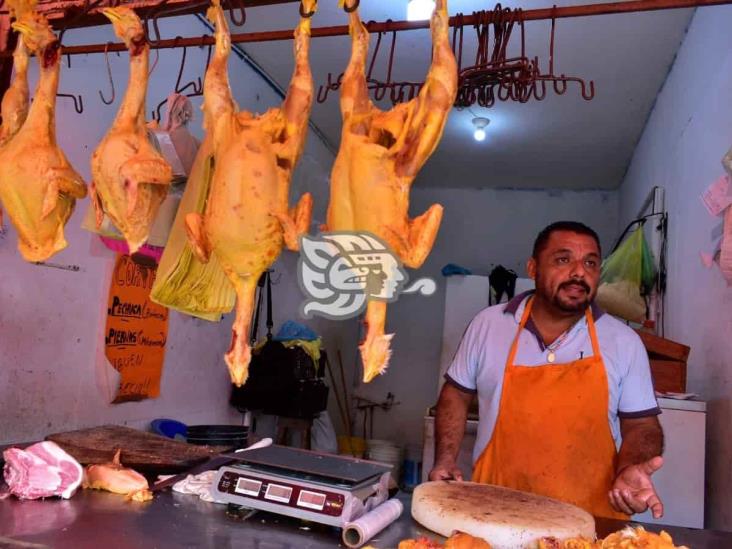 Abrupta alza de precios impacta a polleros y carniceros en Coatzacoalcos