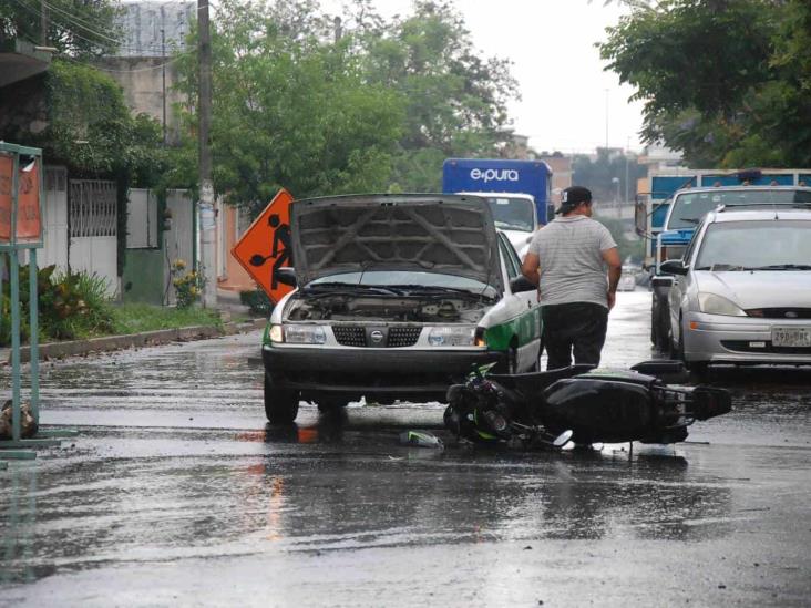 En Xalapa, choque entre taxi y motociclista deja daños materiales