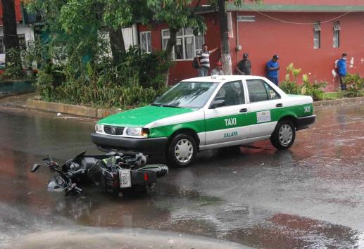 En Xalapa, choque entre taxi y motociclista deja daños materiales