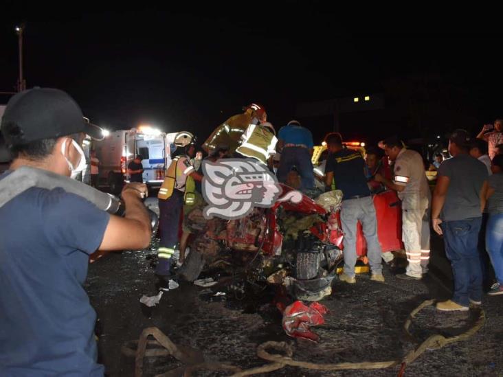 Fatal accidente en la Transístmica; ocupantes de camioneta quedan prensados