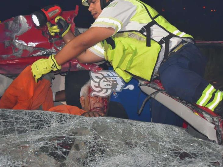 Fatal accidente en la Transístmica; ocupantes de camioneta quedan prensados