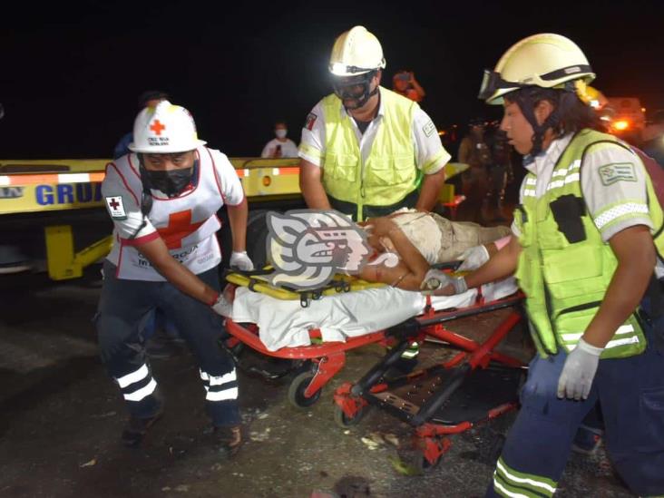 Fatal accidente en la Transístmica; ocupantes de camioneta quedan prensados