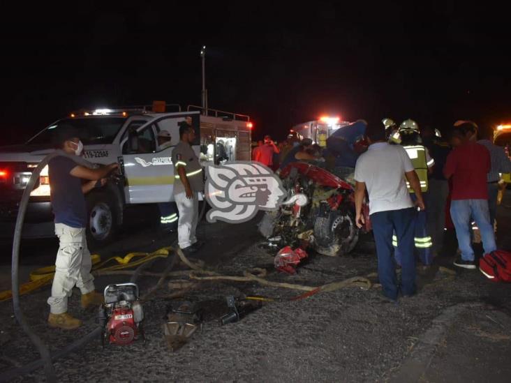 Fatal accidente en la Transístmica; ocupantes de camioneta quedan prensados