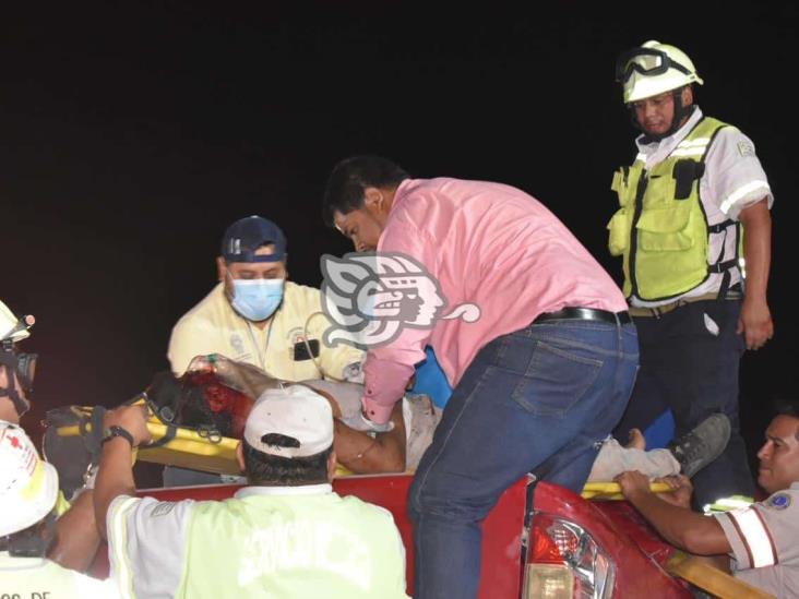 Fatal accidente en la Transístmica; ocupantes de camioneta quedan prensados
