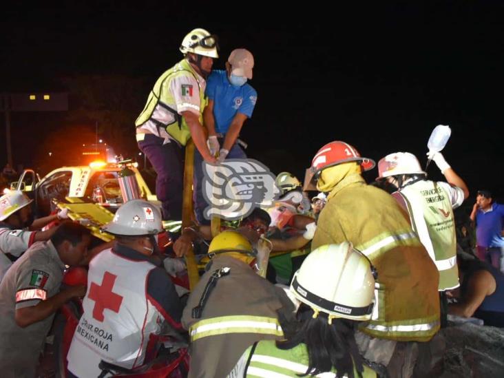 Fatal accidente en la Transístmica; ocupantes de camioneta quedan prensados