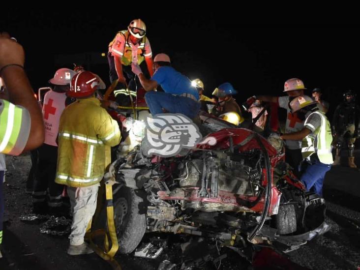 Fatal accidente en la Transístmica; ocupantes de camioneta quedan prensados