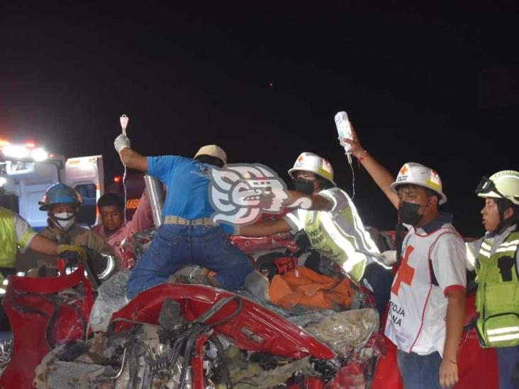 Fatal accidente en la Transístmica; ocupantes de camioneta quedan prensados