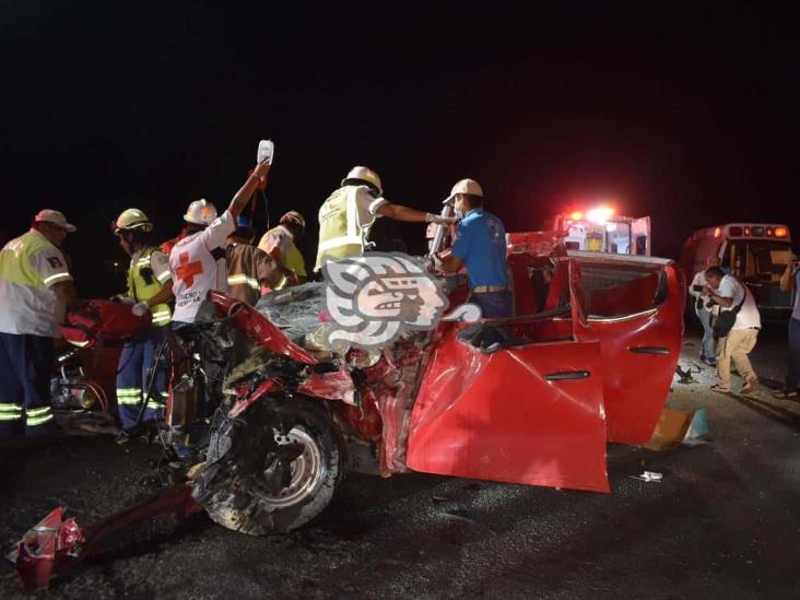 Fatal accidente en la Transístmica; ocupantes de camioneta quedan prensados