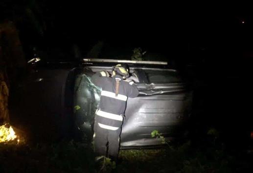 Camioneta cae a barranco en carretera Coatepec-Xico