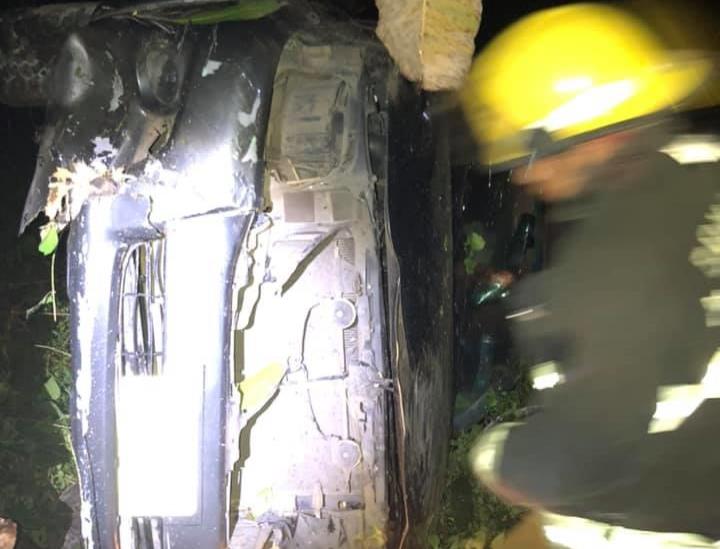 Camioneta cae a barranco en carretera Coatepec-Xico