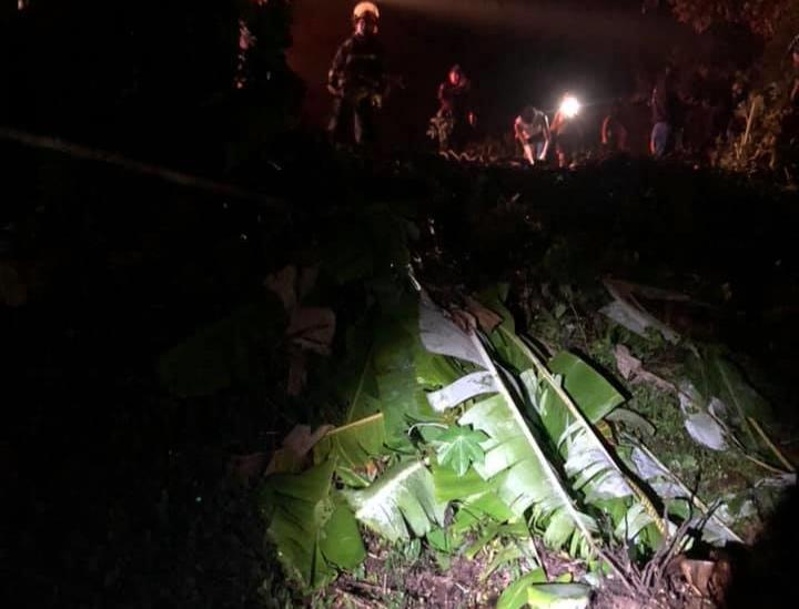 Camioneta cae a barranco en carretera Coatepec-Xico