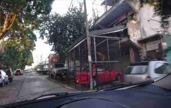 Se adueñan de banquetas de Xalapa para instalar su garaje