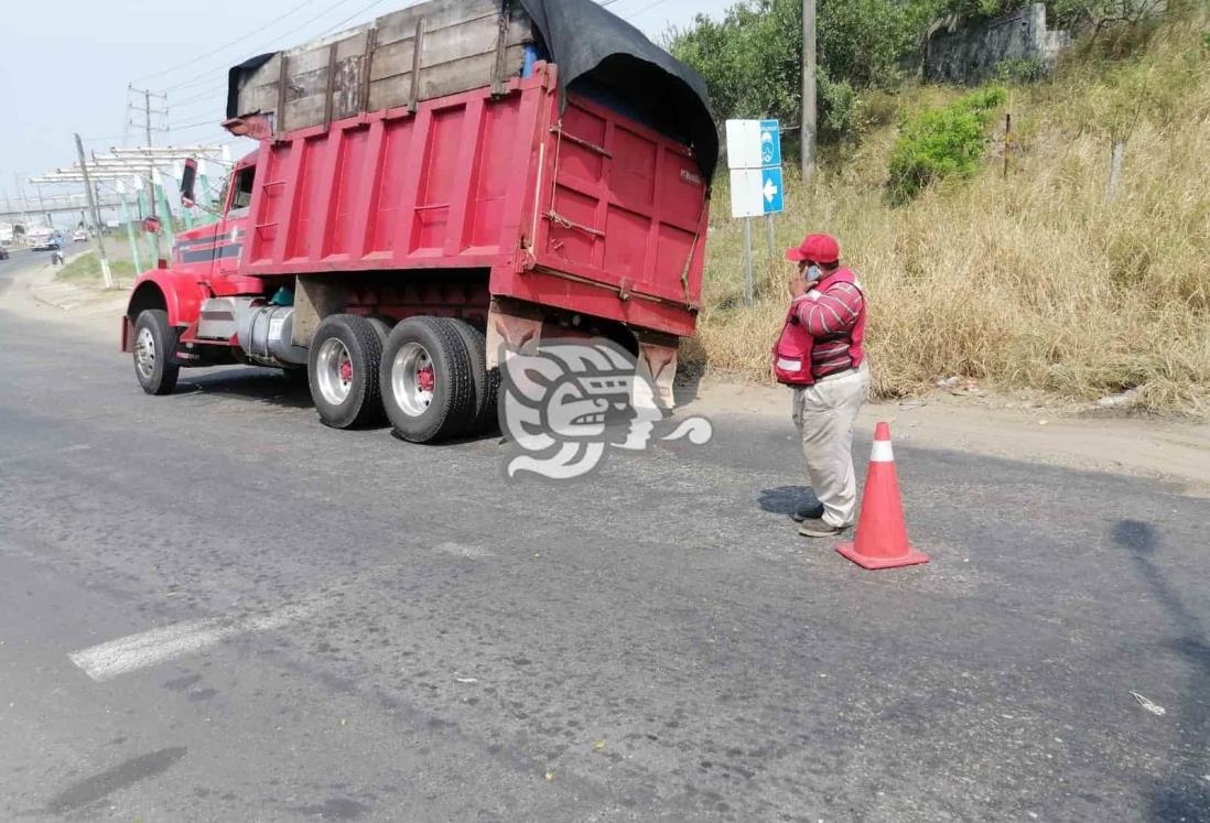 Volteo casi queda volcado en acceso a Coatzacoalcos