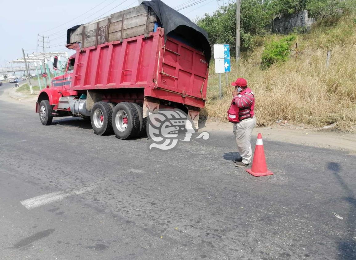 Volteo casi queda volcado en acceso a Coatzacoalcos