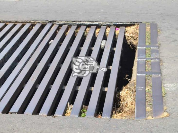 Tragatormentas sobre calle Bolívar, peligro peatonal