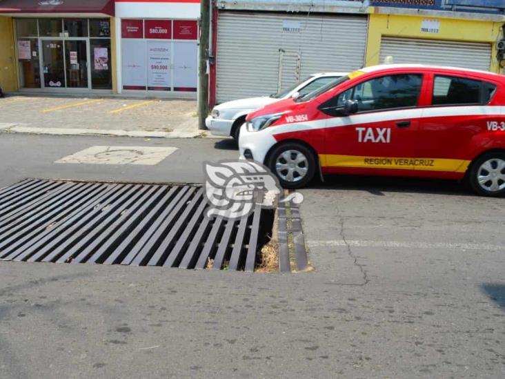 Tragatormentas sobre calle Bolívar, peligro peatonal